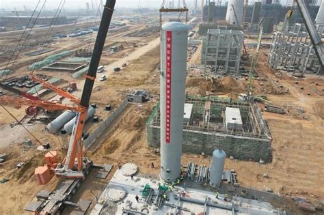 裕龙石化炼化一体化项目2200吨重亚洲最大急冷水塔顺利吊装就位-世展网
