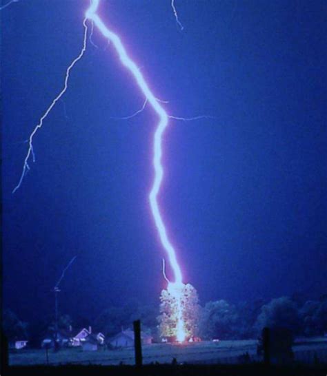 5分钟劈出1500道闪电！美国雷暴天图片超震撼，天空如被撕裂