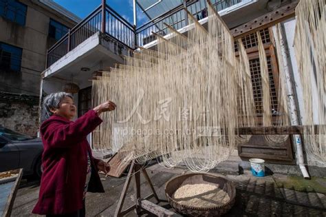 潘周家手工面是浦江的特色美食，而它的制作过程则被许多摄影师钟爱