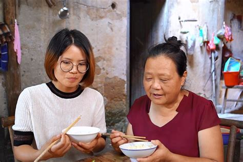 农村婆婆和儿媳妇同住，花1块买菜做了三菜一汤，看中饭做啥吃的_凤凰网视频_凤凰网