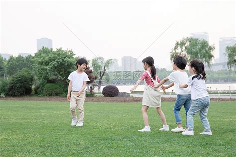 在草地上玩耍的孩子们高清图片下载-正版图片501125646-摄图网