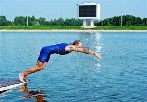 运动员跳入水中高清摄影大图-千库网