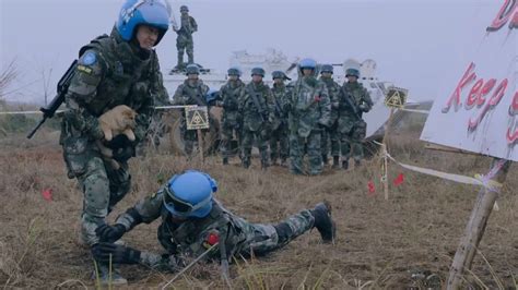 维和步兵营（第15集）：戈睿不慎踩到地雷，连长冒险相救，太惊险了_高清1080P在线观看平台_腾讯视频
