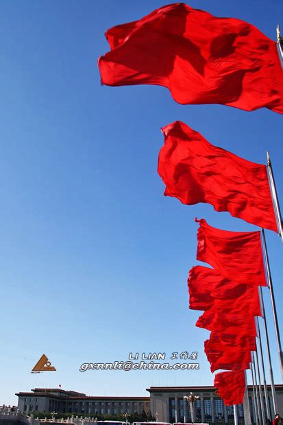 五星红旗高高飘扬，上海人民广场今晨隆重举行国庆升旗仪式