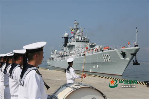 中国海军第24批护航编队从青岛起航_凤凰资讯