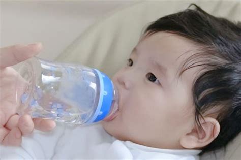 宝宝缺水有信号，每天喝水有定量，6种水会“偷走”健康，家长别大意 - 知乎