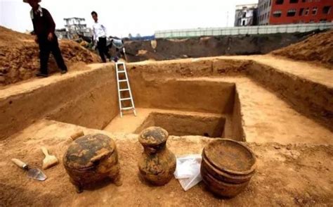 中国收藏网---新闻中心--棚户区拆迁露出古墓（图）
