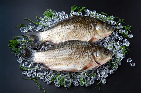 在鱼市出售的鲜鱼高清图片下载-正版图片506191402-摄图网