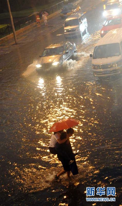 暴雨致桂林内涝车辆被淹 多人受困被营救-大河网