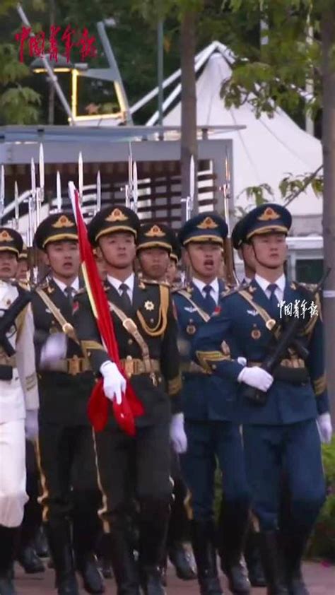 驻香港部队在中区军用码头首次举行升国旗仪式……|驻香港部队|升国旗仪式|香港_新浪新闻