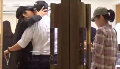 林青霞亲吻型男 在公众场合做出如此大胆的行为 6月11日