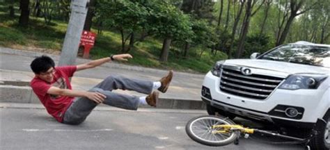 猝不及防！6岁男童骑滑板车突然窜出被撞伤！警惕身边的隐患！_深圳新闻网