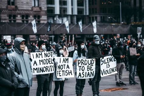加拿大史上最大反亚裔歧视游行，亚裔、原住民、黑人全都来了_凤凰网