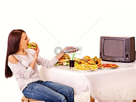 女人吃快餐和看电视孤立高清图片下载-正版图片502698111-摄图网