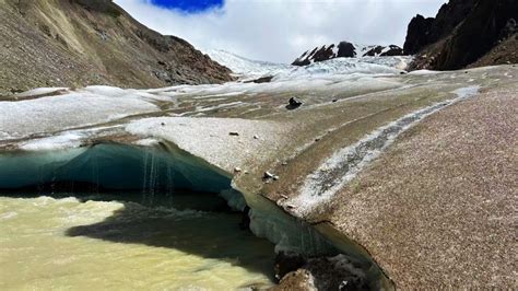 盛夏时节 西藏昌都来古冰川景象壮美