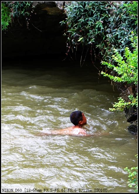提早入夏 济南市民在泉水中戏水纳凉_旅游频道_凤凰网