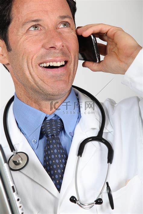 医生坐着时拿着药箱和电话高清图片下载-正版图片321405320-摄图网