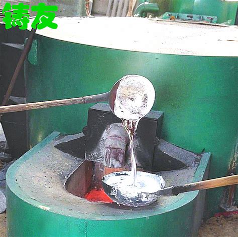 在铸造厂，操作人员将熔化的金属从熔炉中挤出，然后浇注到钢包中视频素材_ID:VCG42N1297054298-VCG.COM