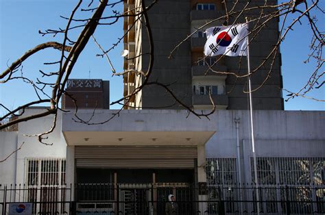 中国驻日本大使馆降半旗悼念抗疫牺牲烈士和逝世同胞_新闻频道_中国青年网