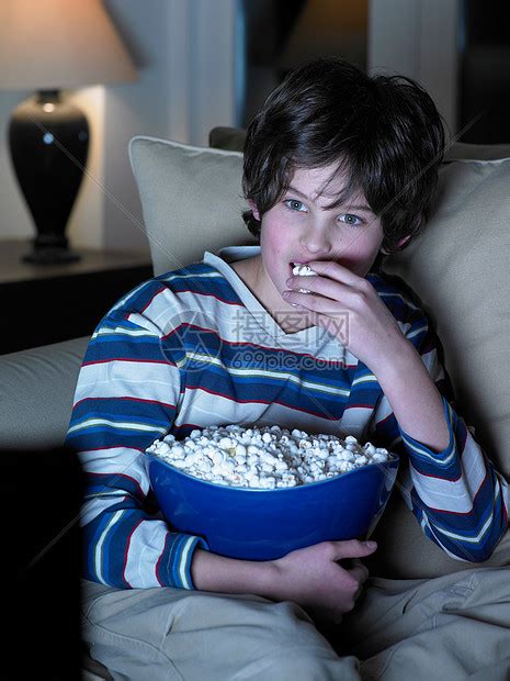男孩在电影前吃爆米花高清图片下载-正版图片501821814-摄图网