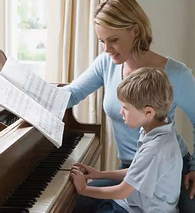 初学钢琴的孩子一定要按照每个指法来弹曲子吗-孩子学钢琴,很熟练的曲子几天不弹,就不会了,这正常吗