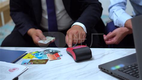 卖自己的电话卡银行卡犯法吗？法官提醒！_手机新浪网
