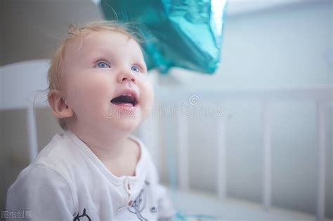 新生儿出生就长牙的迷信说法（ 新手父母碰上宝宝出生就有牙齿，老人说是"凶兆"，究竟是好是坏） | 说明书网