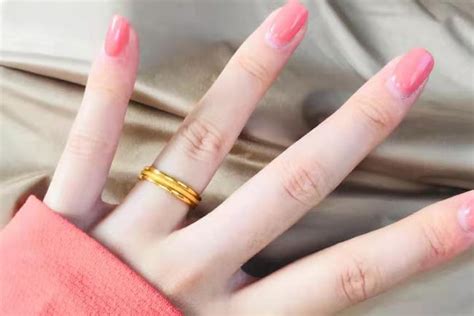 女生右手中指戴戒指什么意思 十个手指戴戒指的意义_婚庆知识_婚庆百科_齐家网