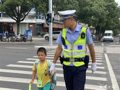 “小手牵大手 安全路上走”幼儿园里来了“警察老师” _杭州网新闻频道