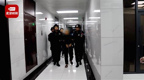 男子杀害4人潜逃32年，警方蹲点将其控制_凤凰网视频_凤凰网