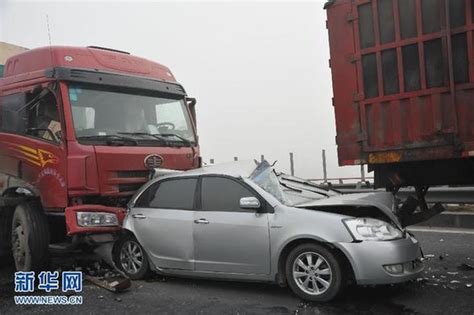 京昆高速连环车祸1死6伤 小轿车被挤成碎零件(组图) - 青岛新闻网