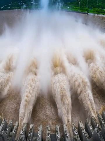 洛阳小浪底开闸放水，再现“黄河之水天上来”奇观！_腾讯视频