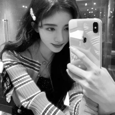 黑白气质套装甜美女生头像