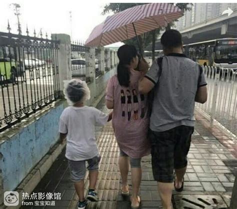 [今日热点]一家三口雨中撑伞照片走红！网友：事后再戴套已经 ...