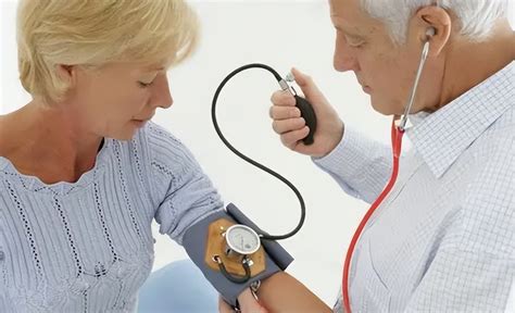 头晕是怎么回事（血压正常，却经常"头晕"是怎么回事？提醒：这7种因素要多留意） | 说明书网