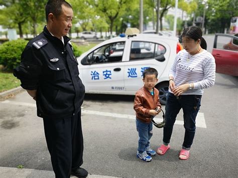 母亲外出不知儿子跟随走丢 幸遇民警安全送回_上海滩_新民网