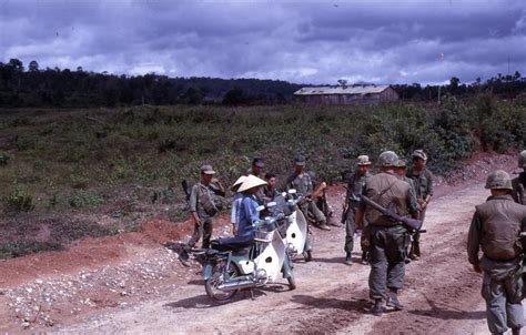 越南战争彩色老照片：看看美军入侵下，越南平民遭遇的灾难|越南战争|美军|平民_新浪网