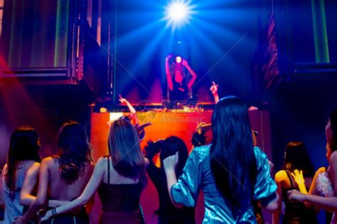一群人在迪斯科夜总会跳舞高清图片下载-正版图片306623220-摄图网