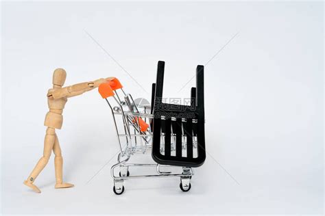 木人携带超市购物蒙山黑椅子在它隔离在白色背景公高清图片下载-正版图片504162672-摄图网