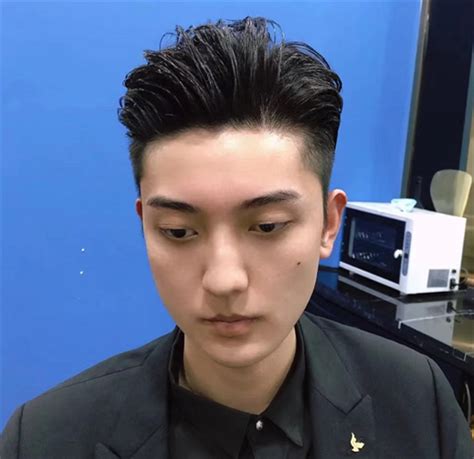 大背头发型男图片