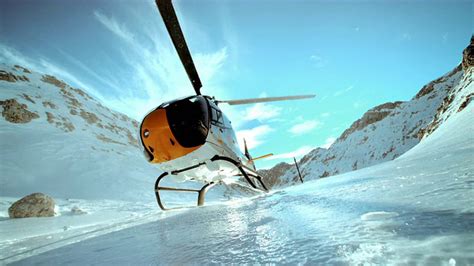 SLO MO LD直升机在结冰的地面上空盘旋—高清视频下载、购买_视觉中国视频素材中心