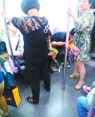 武汉地铁断臂男乘客艰难乘车 10站路无人让座_湖北频道_凤凰网
