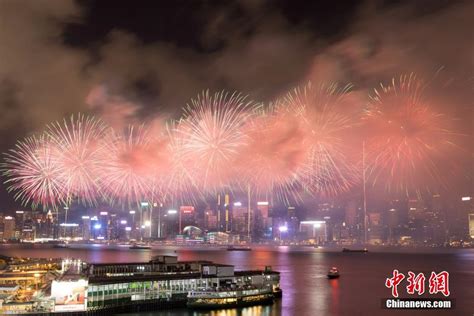 香港举行烟花汇演庆祝新中国成立68周年_深圳绿色光明网