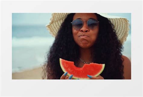 非洲美女沙滩度假啃西瓜实拍视频素材下载_mp4格式_熊猫办公