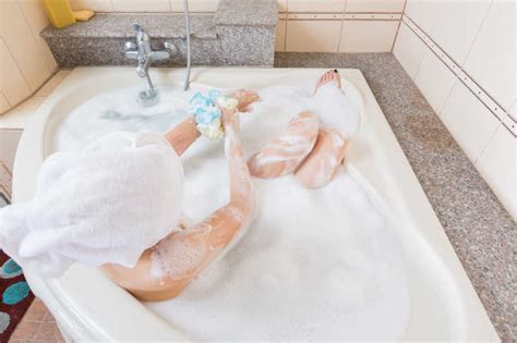 年轻美女子在浴缸中洗澡图片-躺在浴缸乳白色液体中洗澡的美女素材-高清图片-摄影照片-寻图免费打包下载