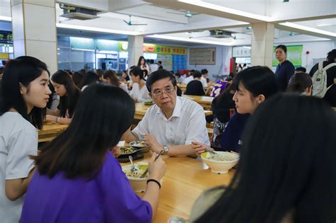 学院院长在食堂陪同学生就餐-广州工商学院新闻网