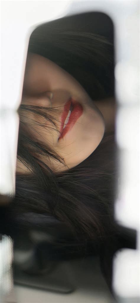 咬唇非主流头像