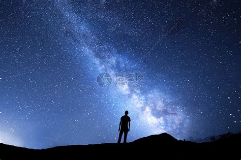 夜晚的星空下山顶的男人背景图片免费下载 - 觅知网