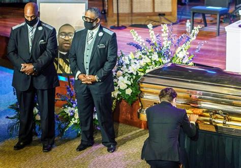 白宫用铁网封住后 弗洛伊德追悼会上市长跪在灵柩前大哭 - 知乎