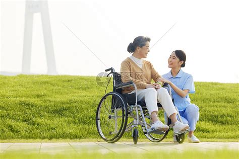 女护工照顾行动不便的老人高清图片下载-正版图片507606622-摄图网
